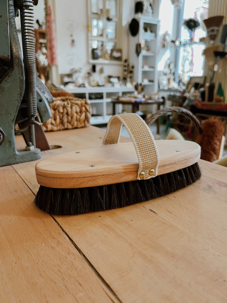 Massagebürste groß oval mit Gurtband / Rosshaar